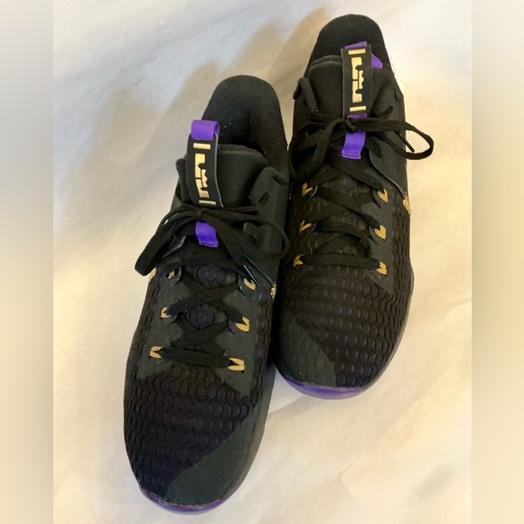 Nike LeBron James Witness 5 Basketball Shoe Black Purple Gold Lakers Mens SZ 13 - Picture 2 of 16